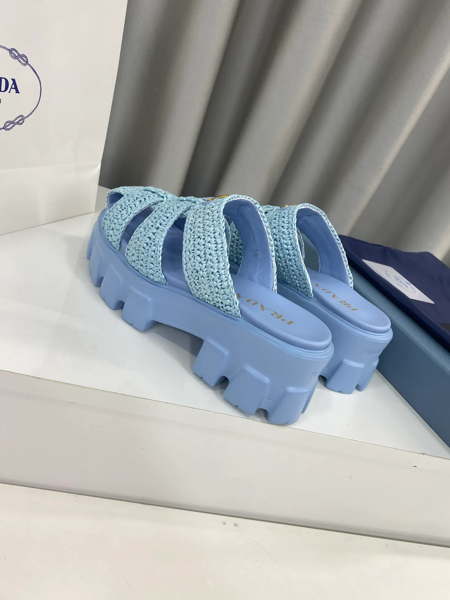 👟👟Ex-factory price 520👟👟 Prada's latest bamboo cage weaving thick-soled triangle buckle sandals☑️ Latest environmentally friendly PP material, fully hand-crocheted, just like knitting sweaters, slow work and meticulous work, retro fashionable thick-soled shoes, with woven uppers, making the whole pair of shoes light and comfortable, bright colors, satisfying various choices for fashionable people with different styles! The iconic metal triangle logo is paired with the shape of ancient beach sandals. Every design element is fashionable! Size: Women's 35-39 (34, 40, custom-made, non-returnable) Full set of counter original packaging